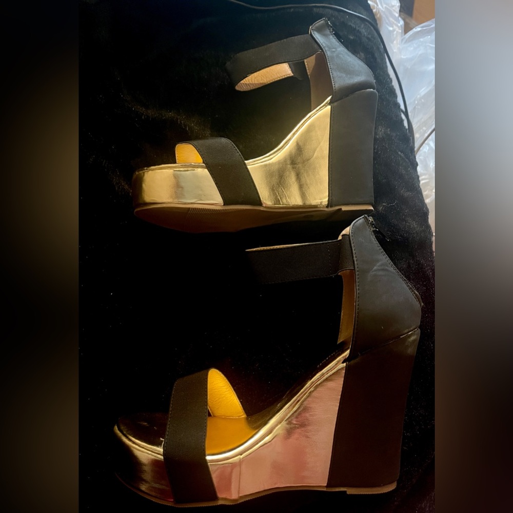 Like New Jolimall Black & Gold Wedge Sandals